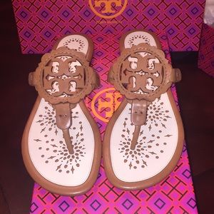 Tory Burch Miller Scallop sandal in Tan/Cream sz 9